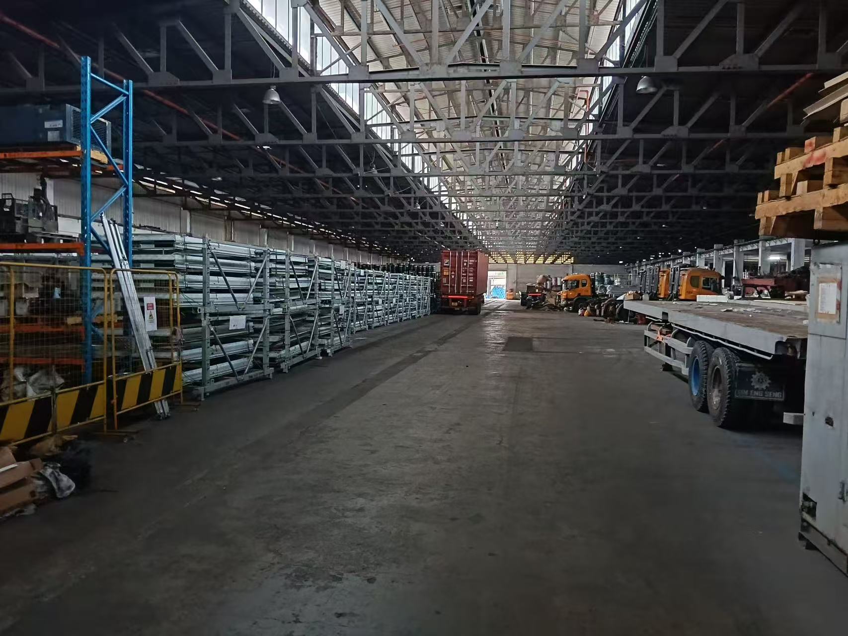 Warehouse space for bulky and palletised cargo